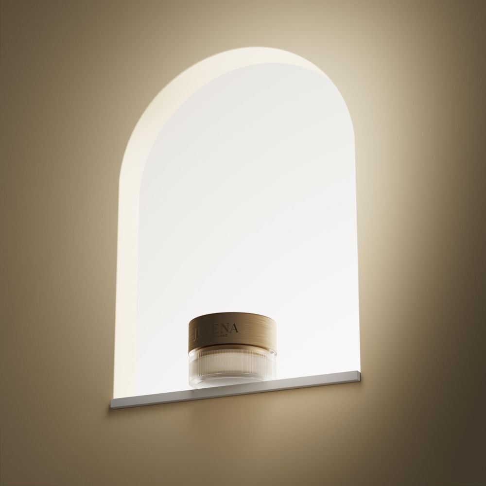 Pot de crème dans une niche. Couvercle doré. Inscription: JUVENA. Sur une étagère blanche. Niche éclairée.