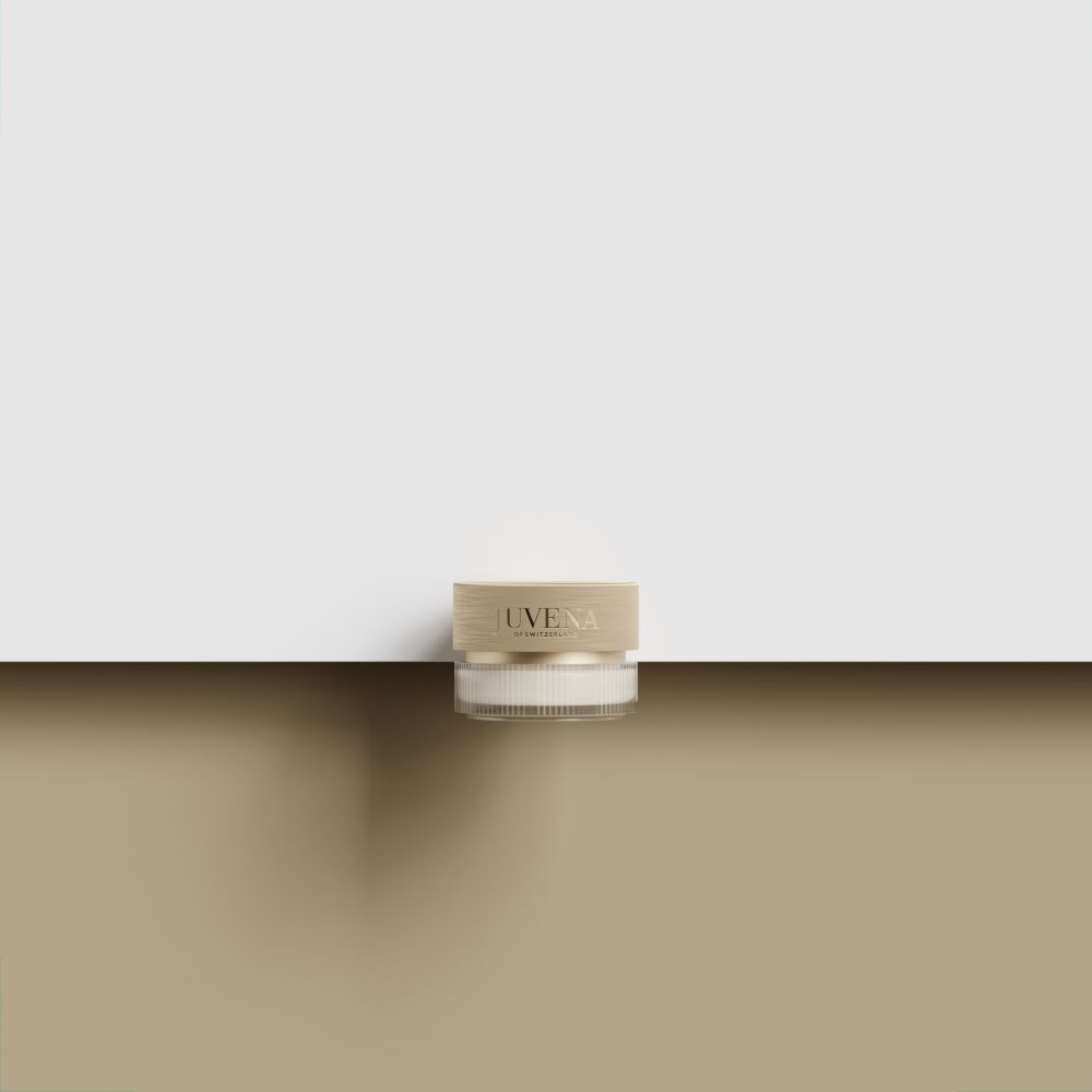 Pot de crème avec couvercle doré. Inscription: JUVENA. Sur fond brun et blanc.