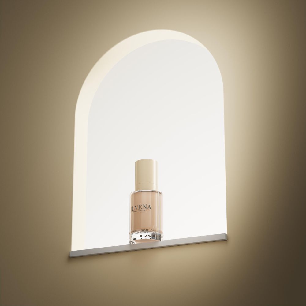 Flacon en verre avec bouchon doré. Dans une niche éclairée.