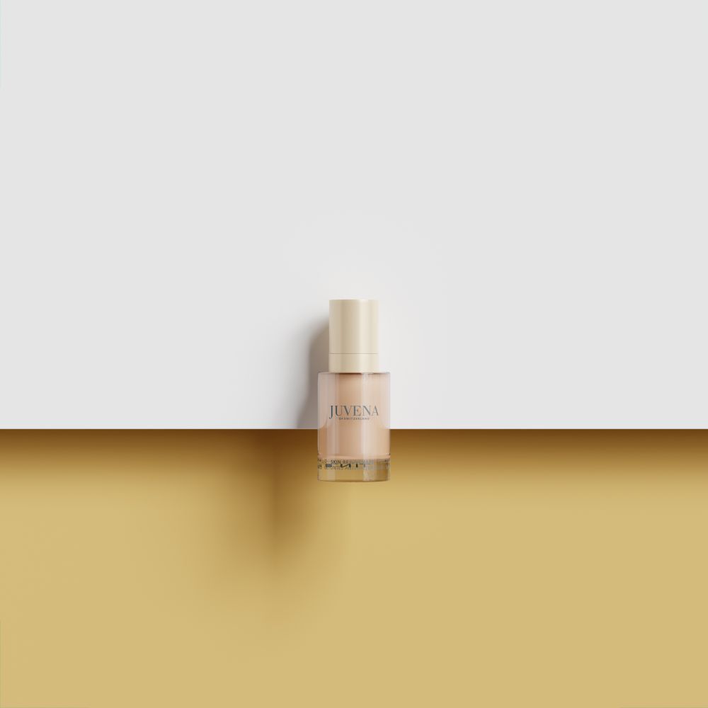 Flacon en verre avec bouchon doré. Sur fond doré et blanc.