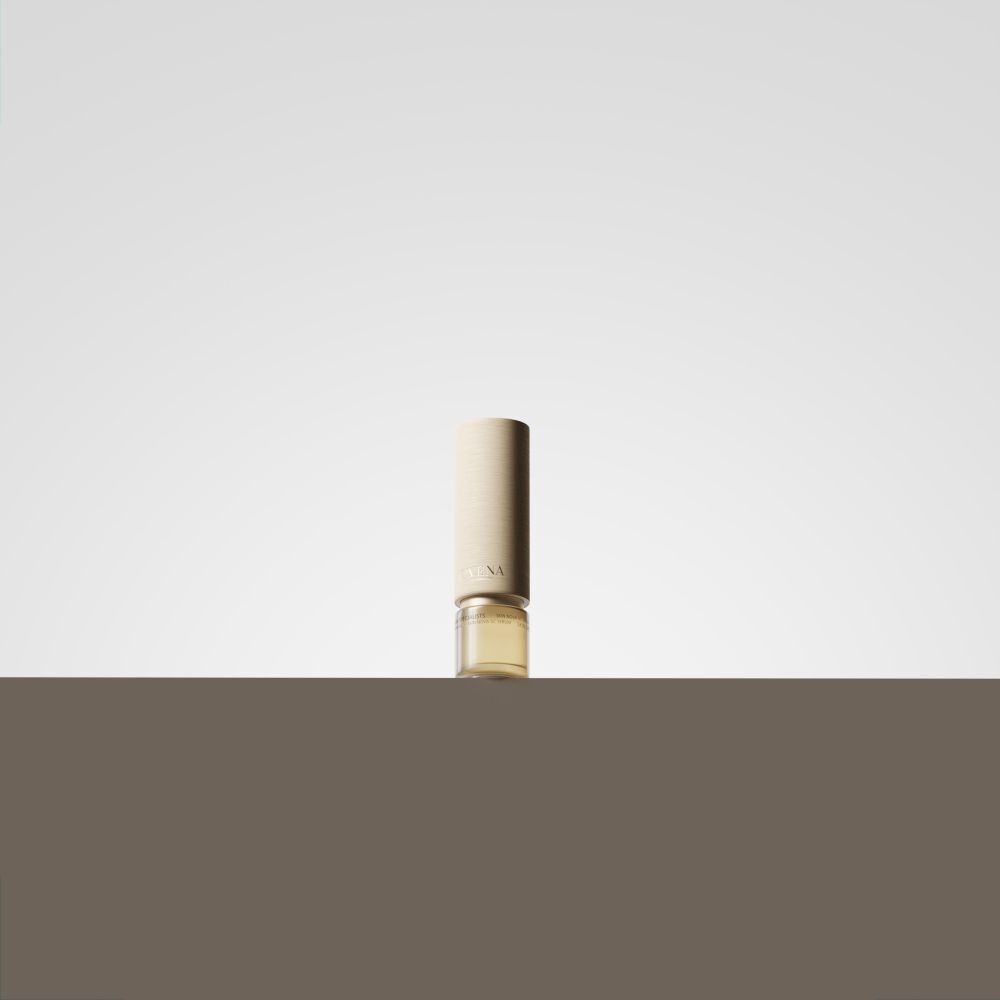 Beige-gouden fles. Product op de voorgrond, op lichte achtergrond.