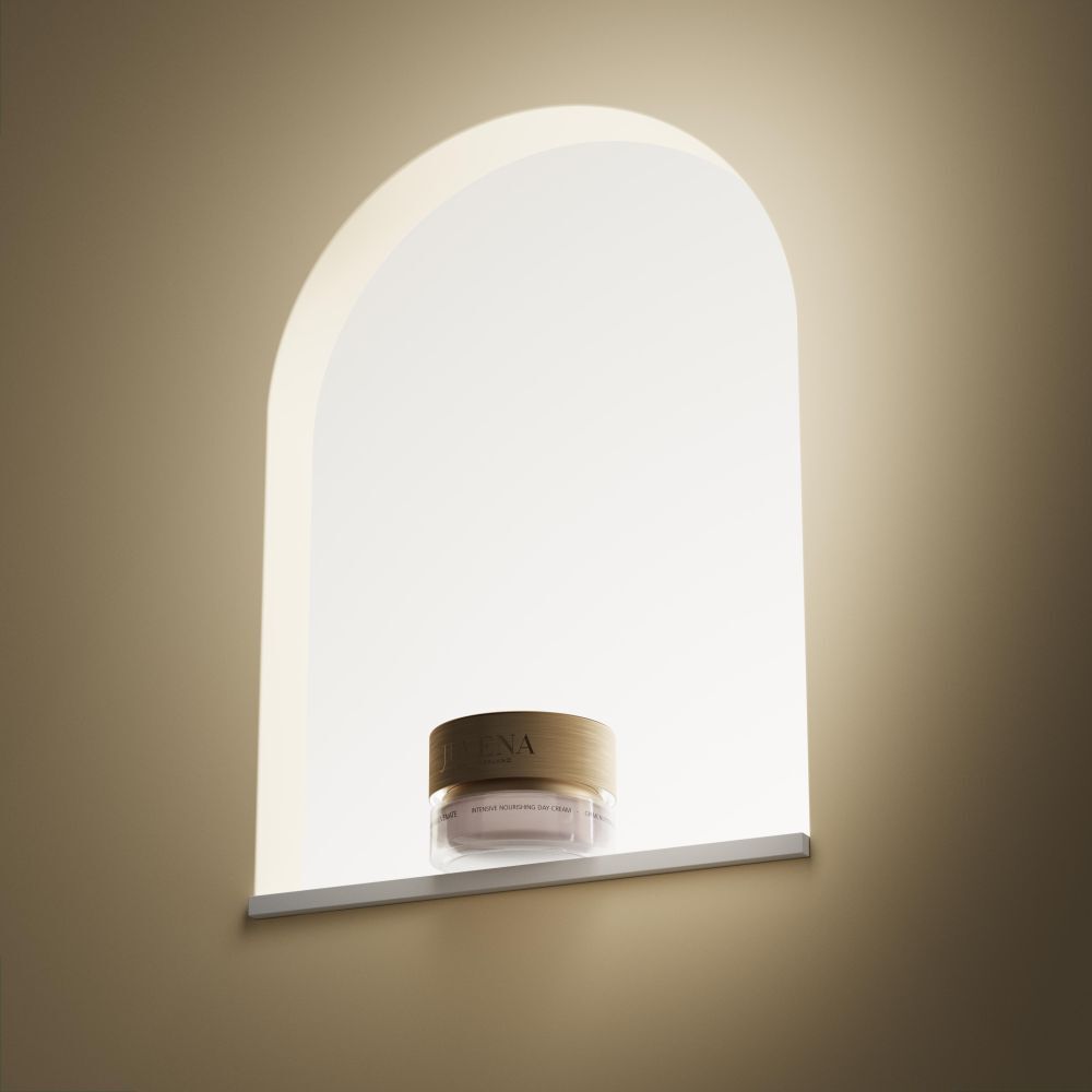 Pot de crème avec couvercle doré. Inscription: JUVENA. Placé dans une niche éclairée.