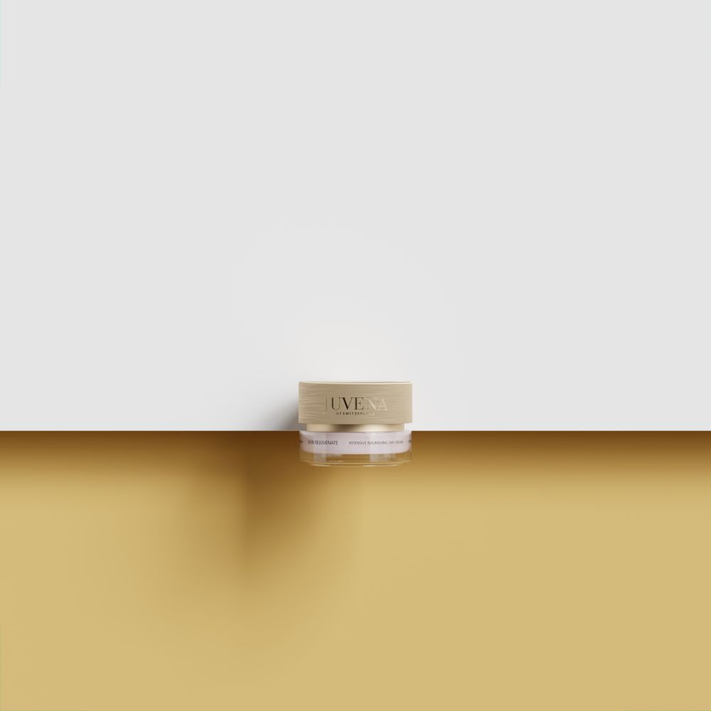 Pot de crème avec couvercle doré. Inscription: JUVENA. Placé sur un fond doré.