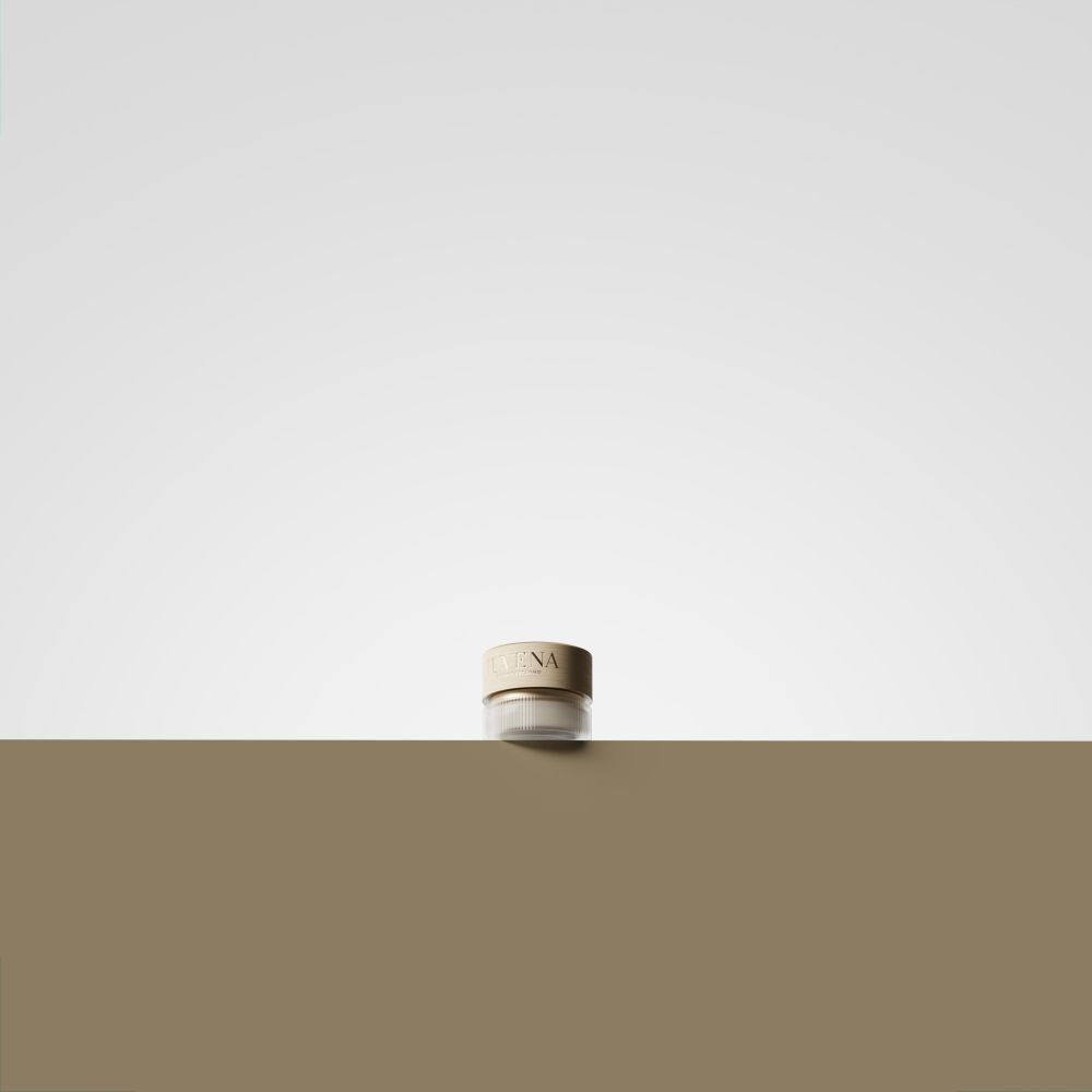 Pot de crème avec couvercle doré. Sur une surface marron.