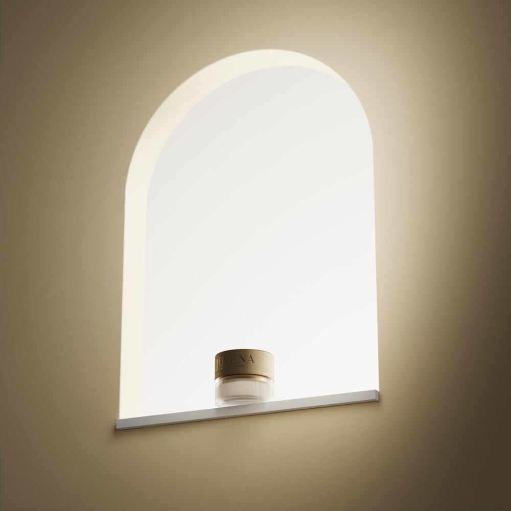 Pot de crème avec couvercle doré. Dans une niche éclairée.