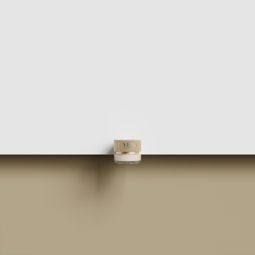 Pot de crème avec couvercle doré. Sur une surface marron.