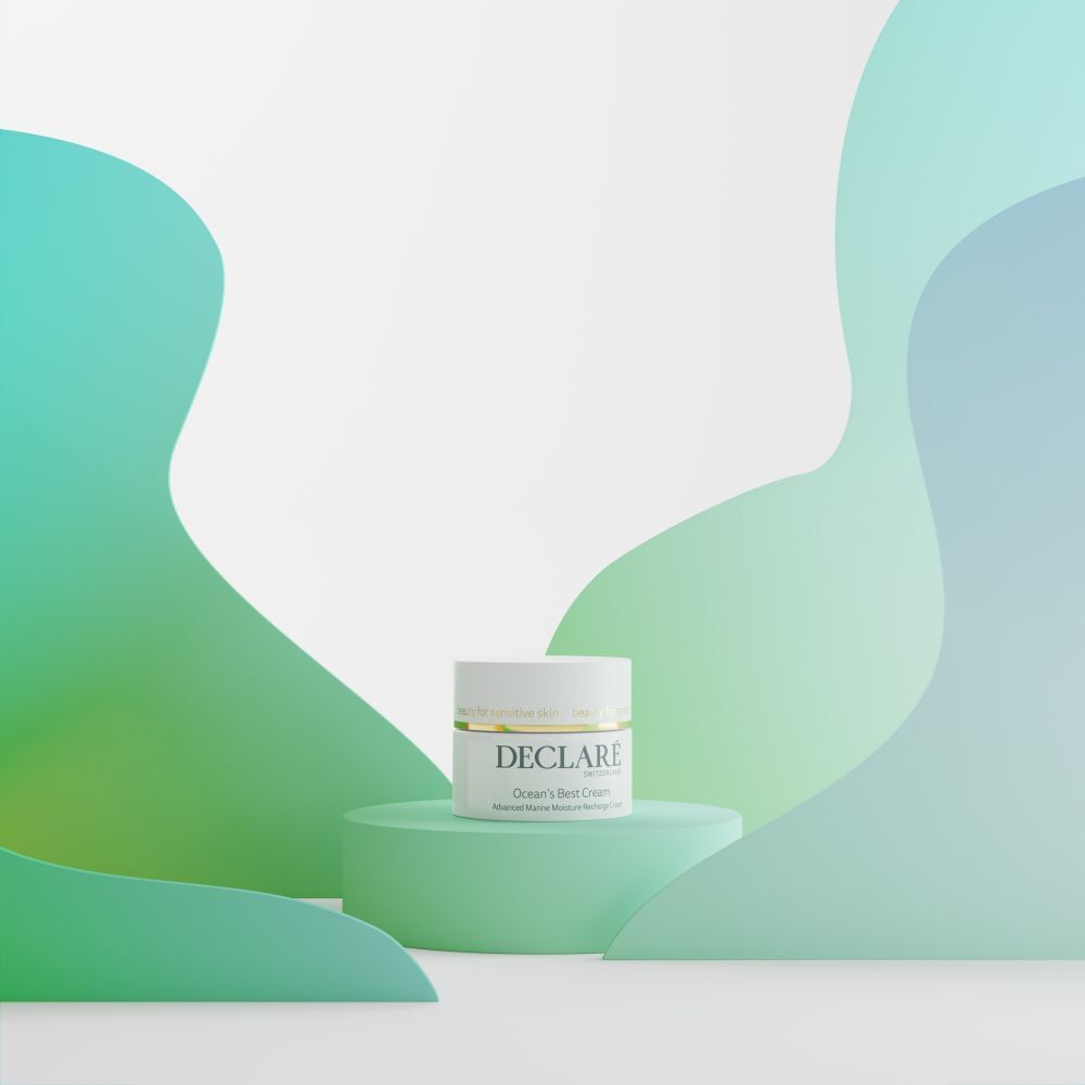 Witte pot op groen voetstuk. Achtergrond met groene en blauwe vormen. DECLARÉ-opschrift en productnaam.