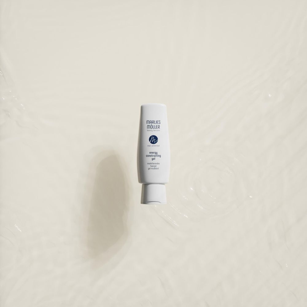 Flacon de gel capillaire blanc dans l'eau. Inscription: Marlies Möller, Men Unlimited, Energy Constructing Gel.