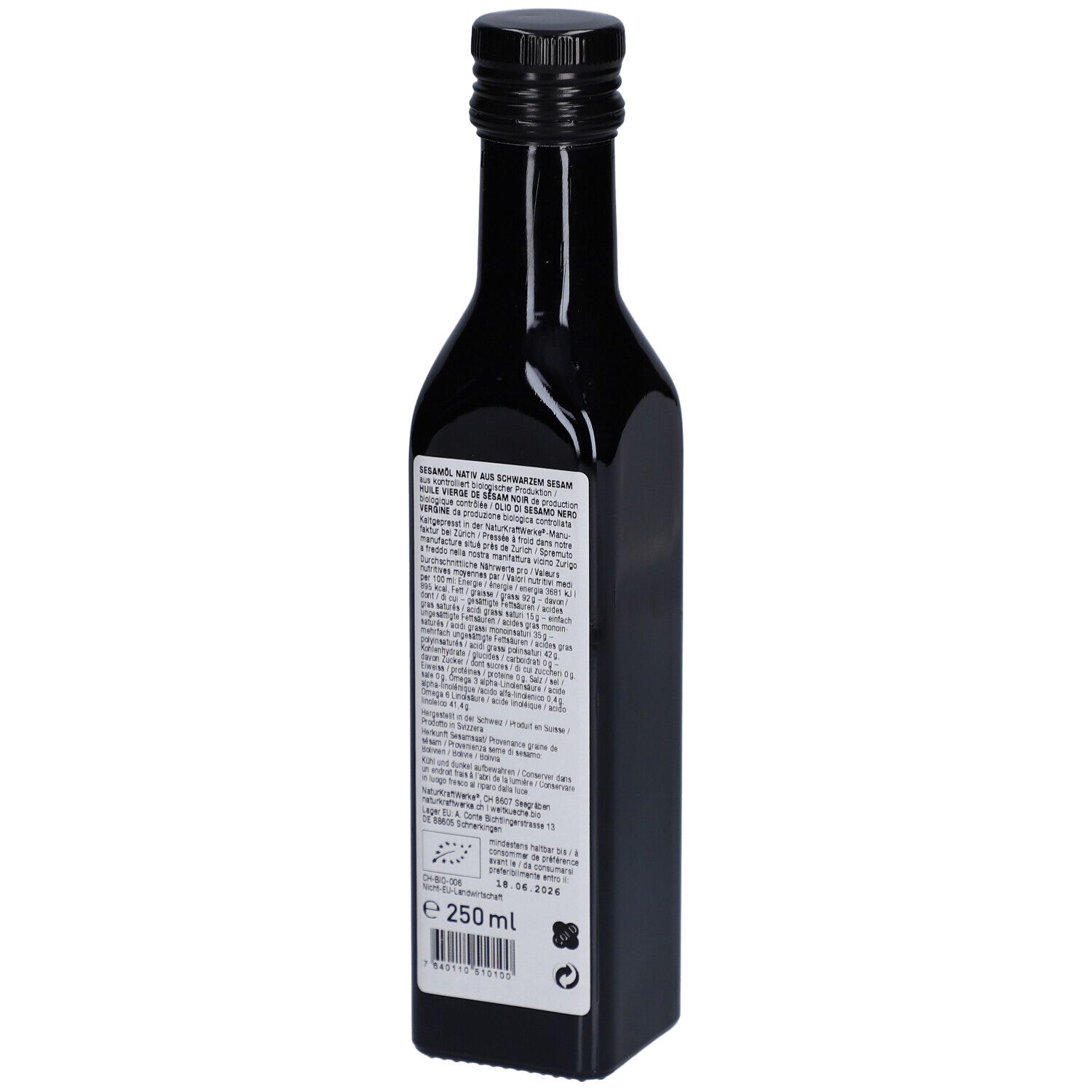 Achterkant van een zwarte glazen fles met tekstlabel. Bevat productinformatie en certificeringen.