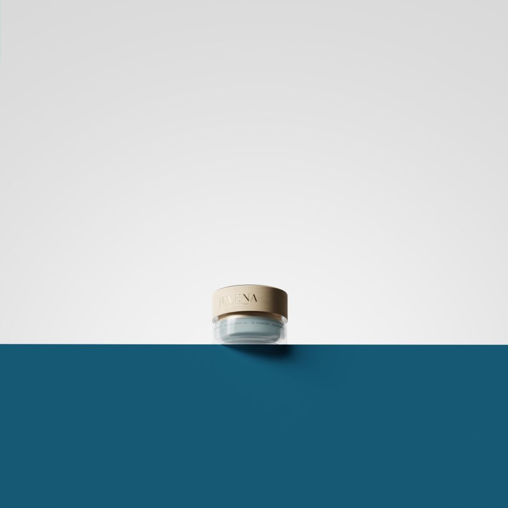 Pot de crème avec couvercle doré. Inscription: JUVENA. Sur fond bleu et blanc.