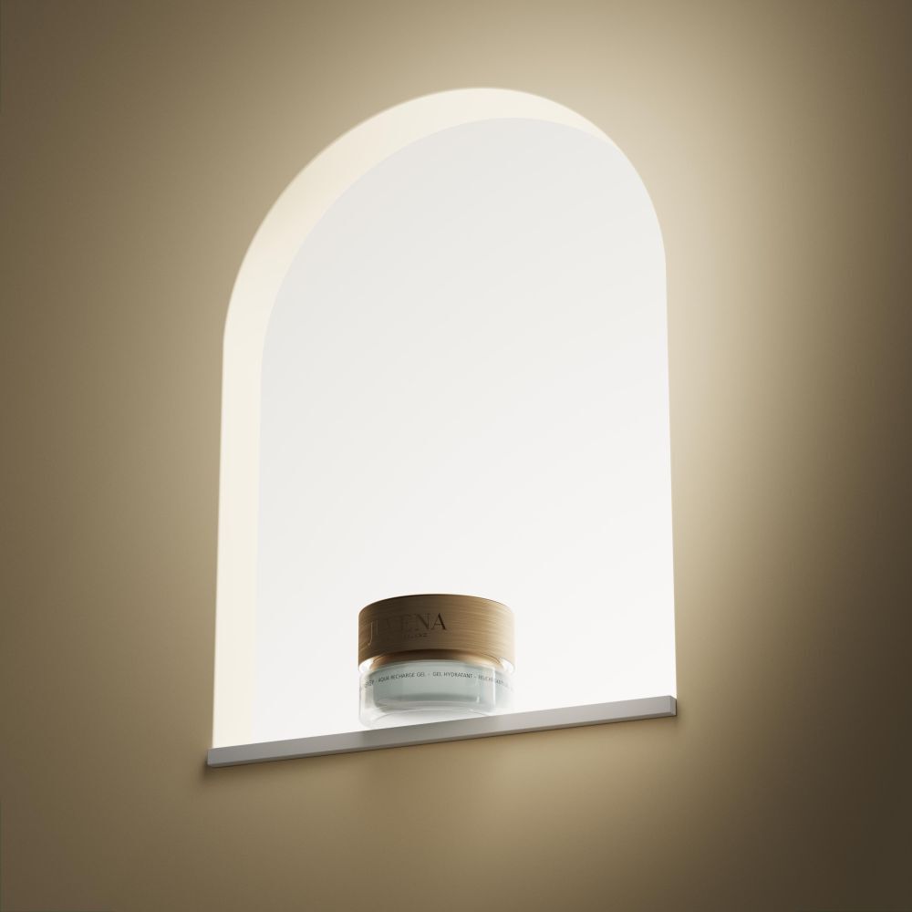 Pot de crème dans une niche. Couvercle doré. Inscription: JUVENA. Fond éclairé.