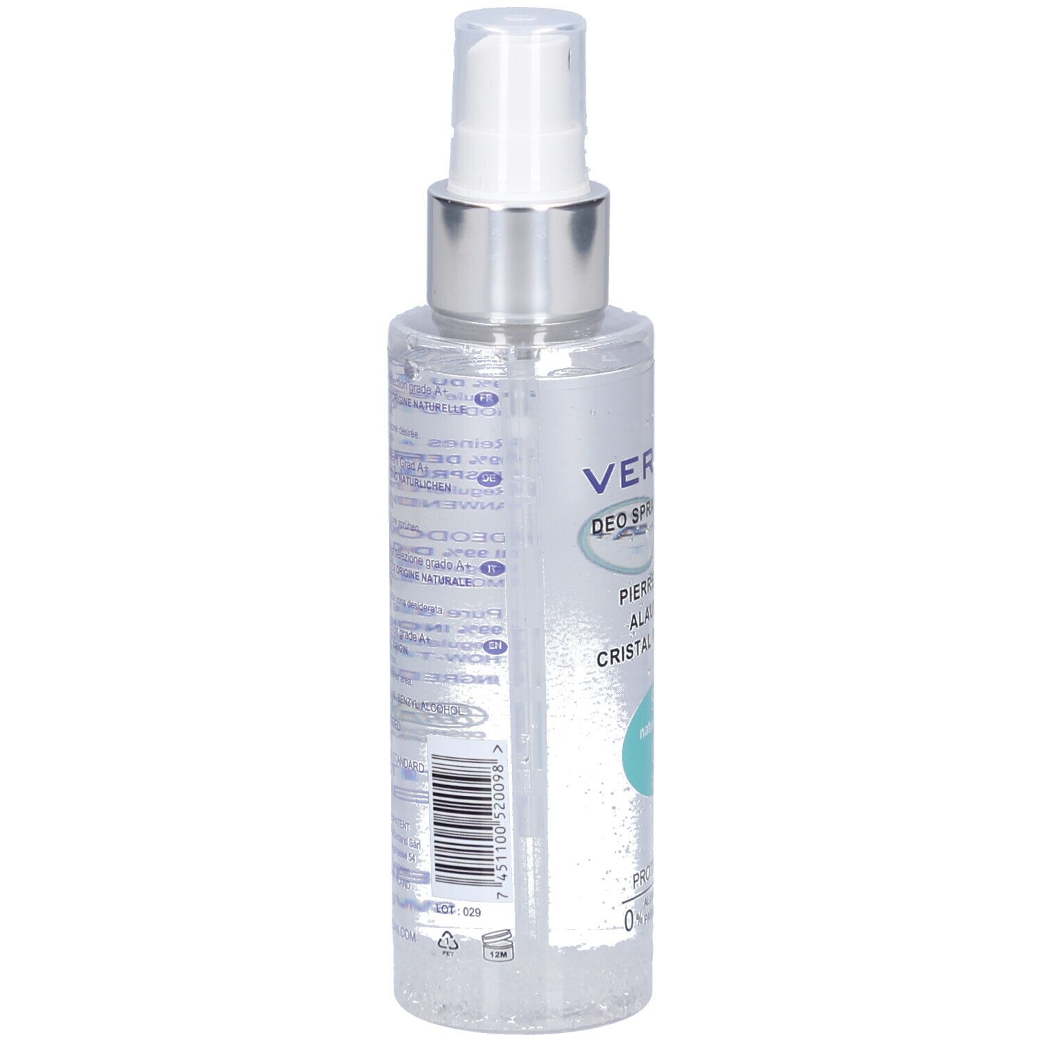 Deosprayfles, zijaanzicht. Opschrift en barcode. Tekst op de achterkant. Transparante vloeistof. Zilveren sproeikop.