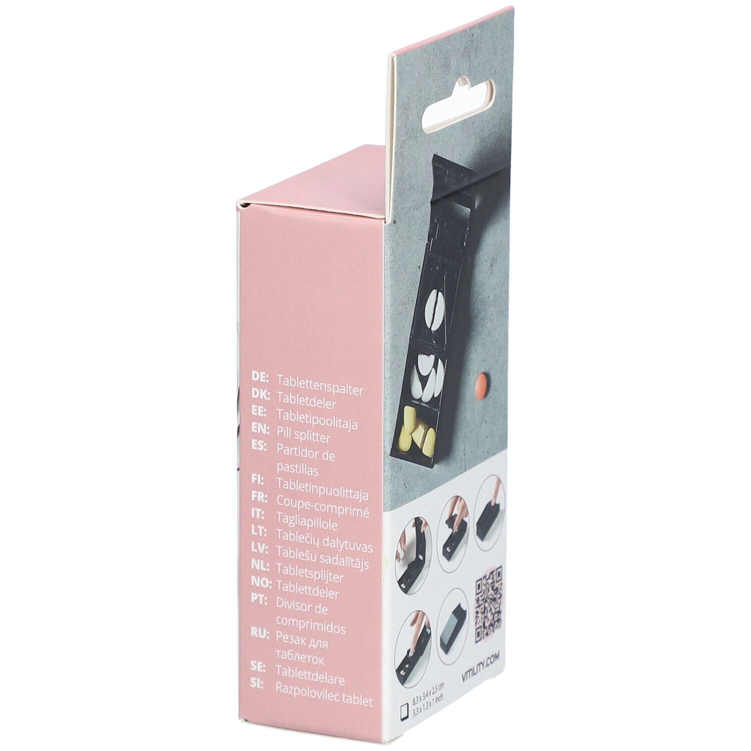 Zijaanzicht van de roze verpakking met VITILITY pillensnijder. Zwarte pillensnijder met tabletten. Meertalige tekst.