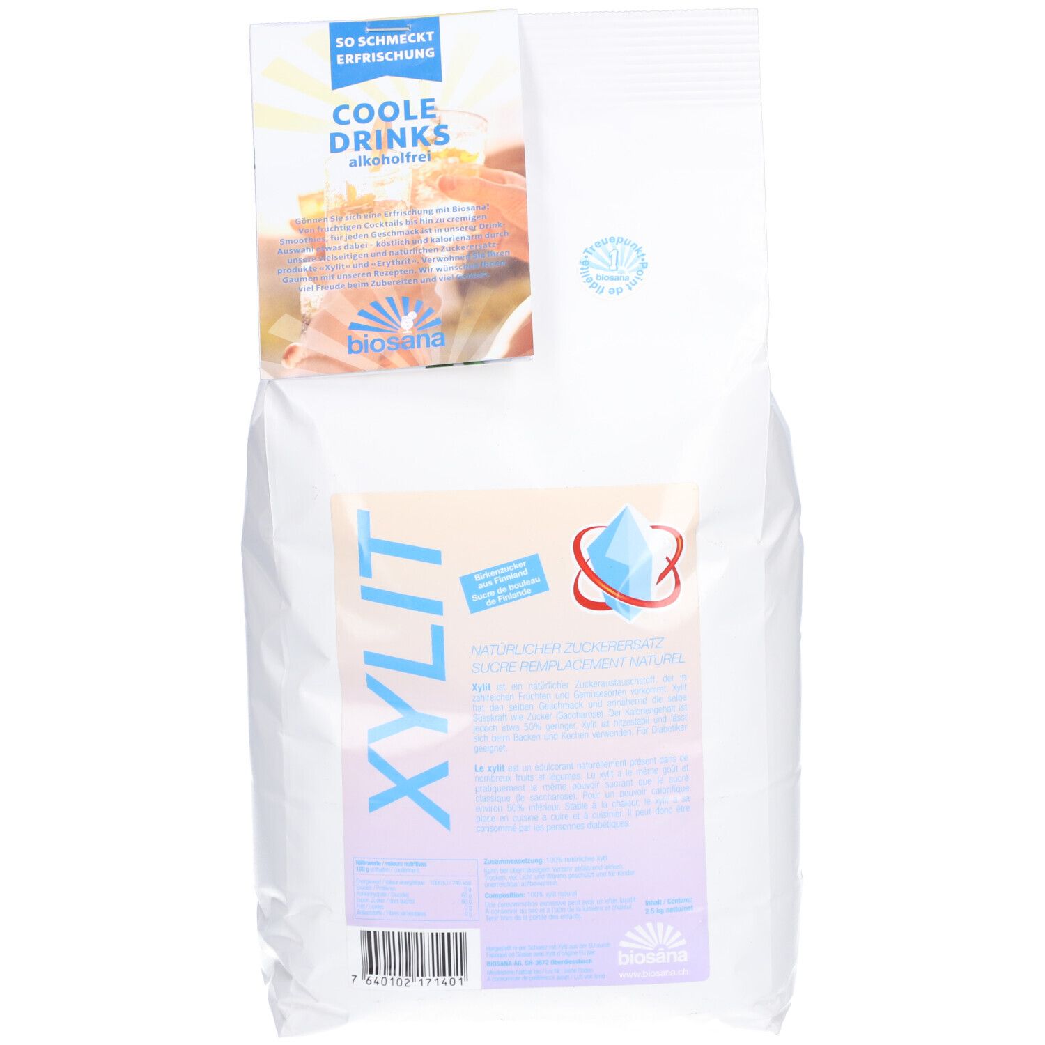 Witte zak met opdrukken. Sticker met "COOLE DRINKS". Tekst "XYLIT". Blauw kristal logo. Merk: biosana.