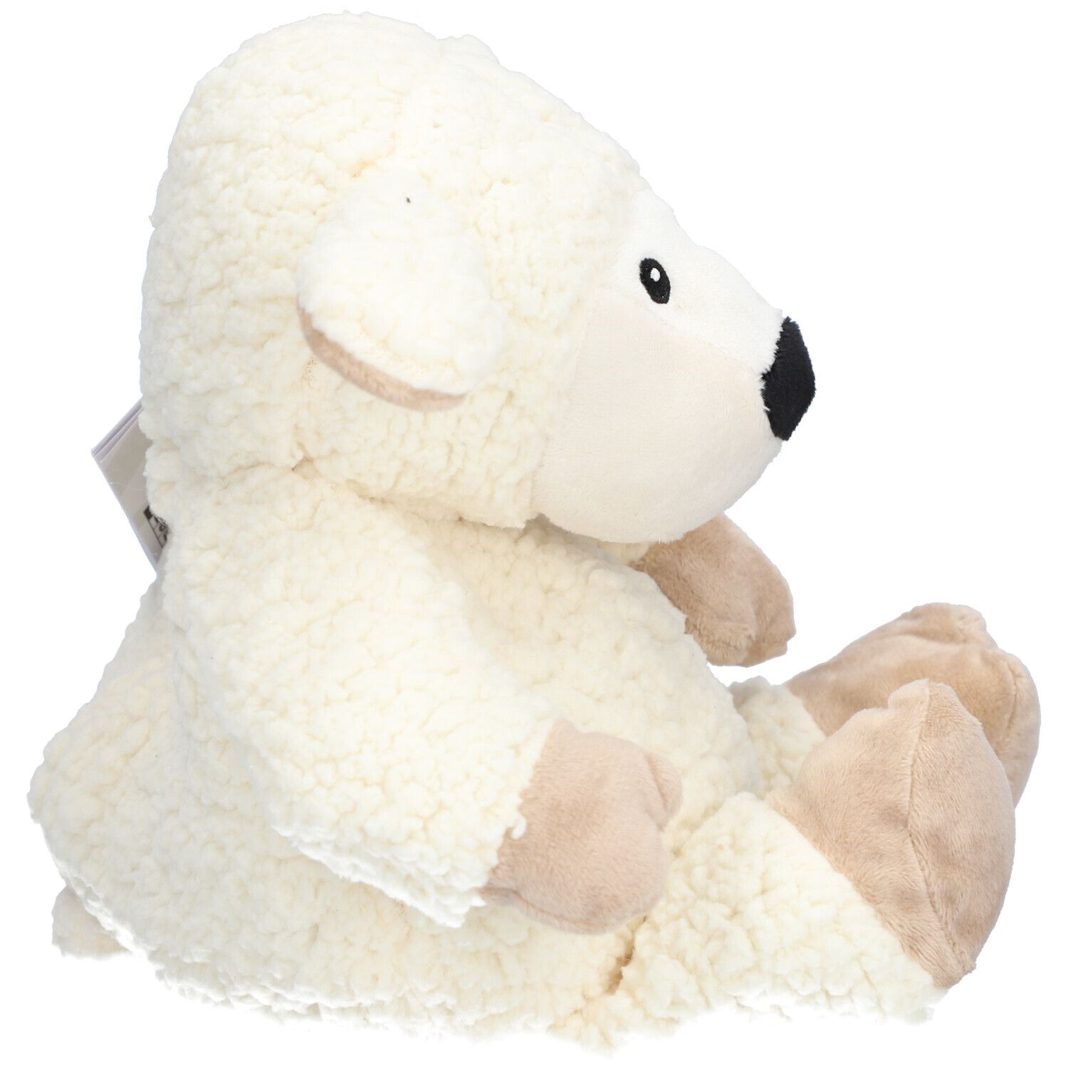 Vue latérale du mouton en peluche blanc. Bouche noire, pieds et oreilles beiges. Étiquette.