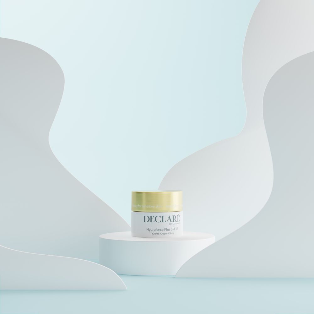 Crèmepot op sokkel. Achtergrond: abstracte, witte vormen. Opschrift: DECLARÉ, Hydroforce Plus SPF15.