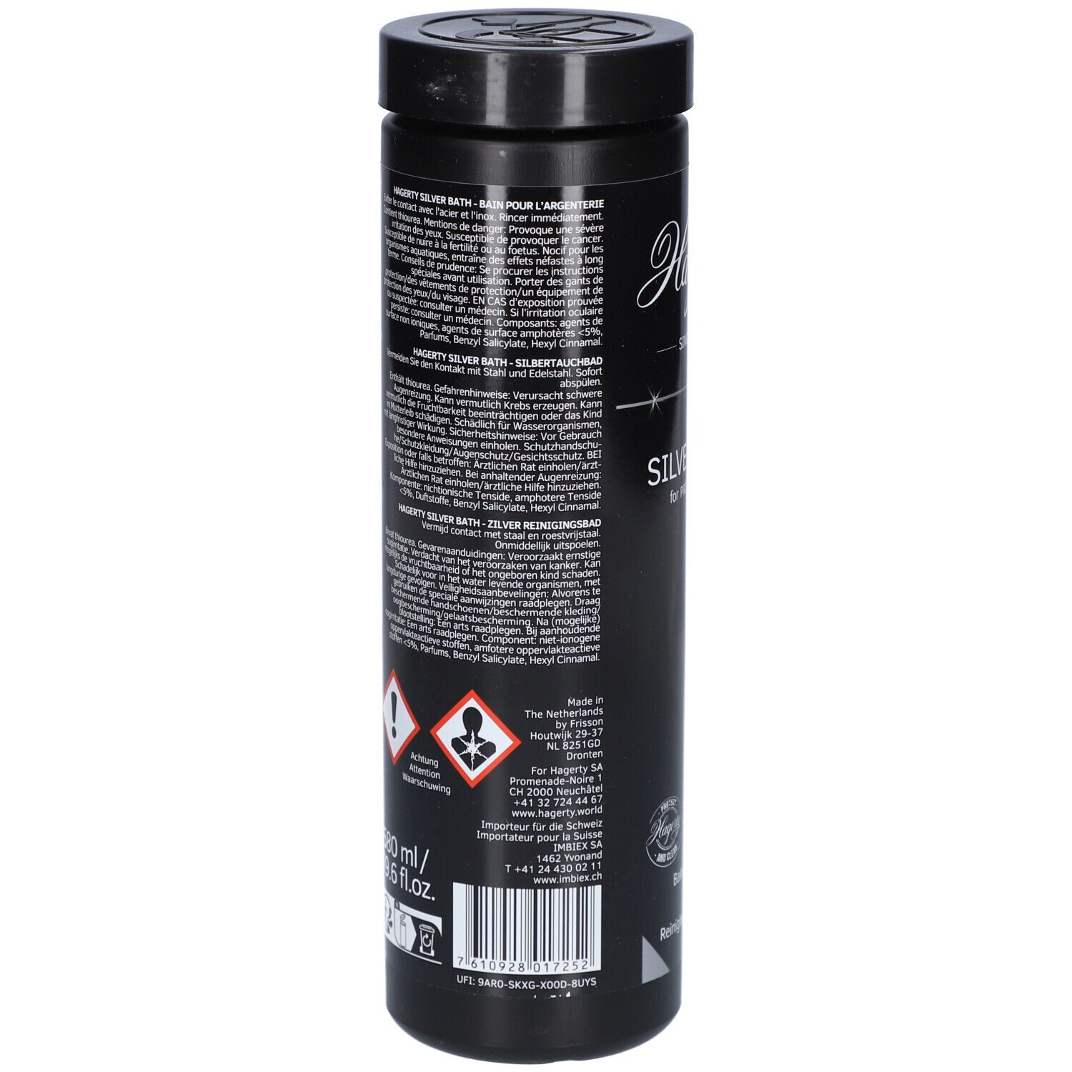 Achterkant van de zwarte fles. Tekst in meerdere talen, waarschuwingen en gevarensymbolen. Fabrikantinformatie.