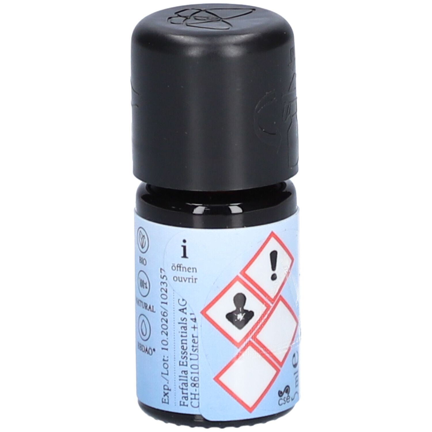 Bruine glazen fles met zwarte dop. Etiket met waarschuwingssymbolen en tekst. Opschrift: Farfalla Essentials AG.