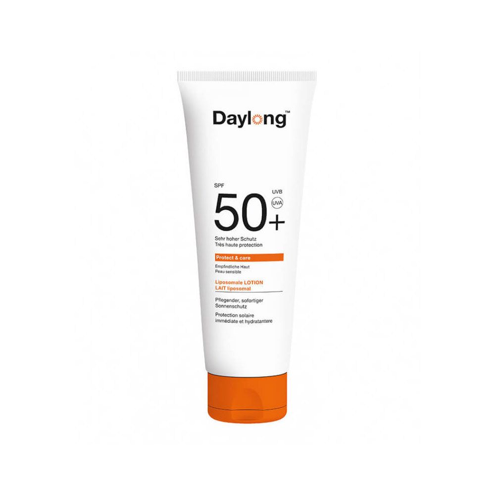 Witte tube met oranje dop. Opschrift: Daylong, SPF 50+, Protect & Care. Tekst in het Duits en Frans.