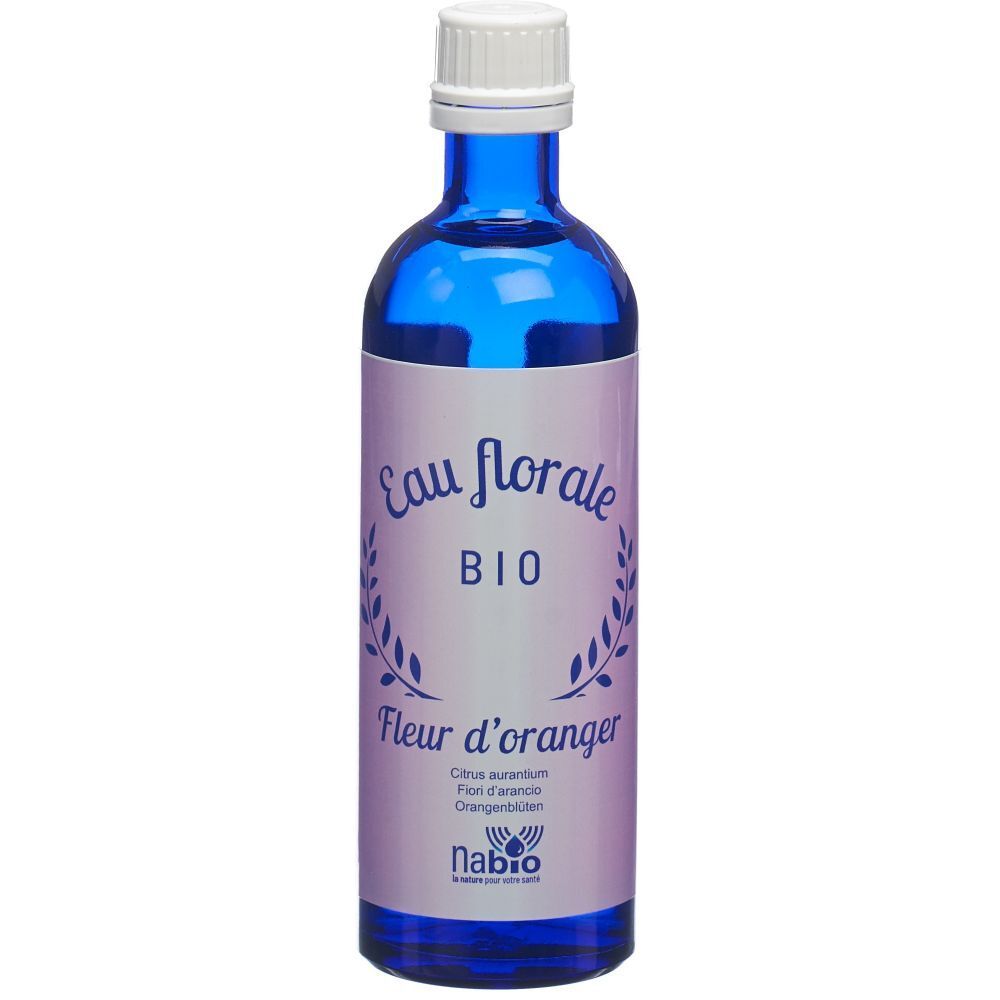 Blauwe glazen fles met witte dop. Label met "Eau florale BIO Fleur d'oranger".