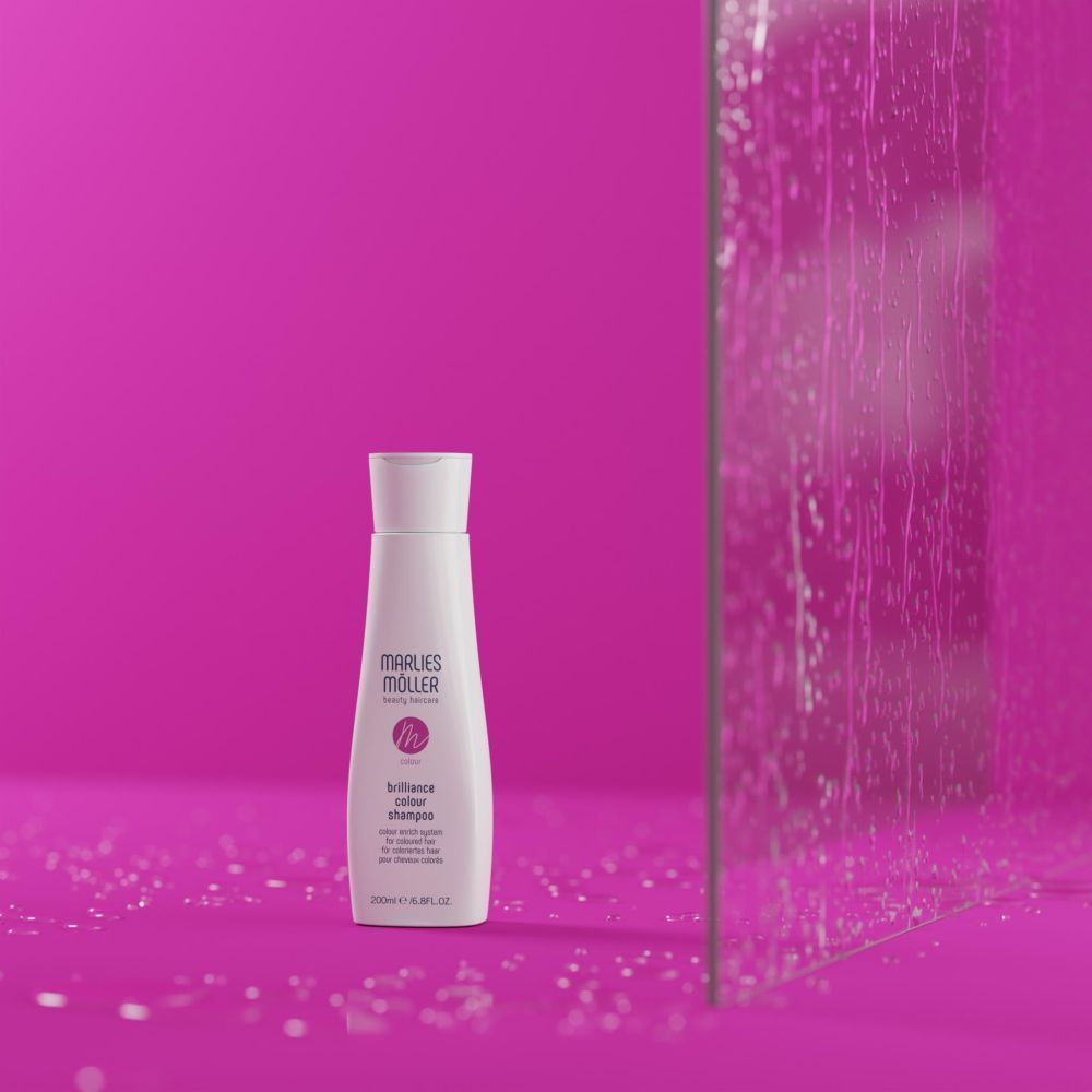 Marlies Möller shampoo op roze achtergrond. Voor gekleurd haar.