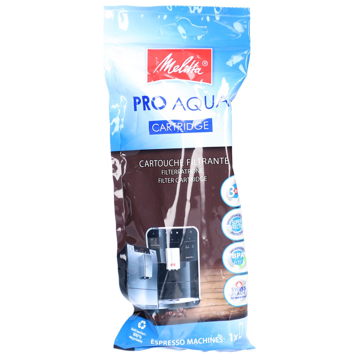 Melitta Pro Aqua filterpatroon in verpakking. Blauw-witte verpakking met productnaam en logo. Espresso machine afgebeeld.