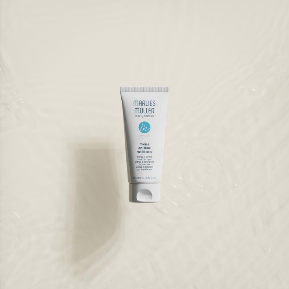 Tube blanc dans l'eau. Contient Marine Moisture Conditioner. Marque: Marlies Möller.