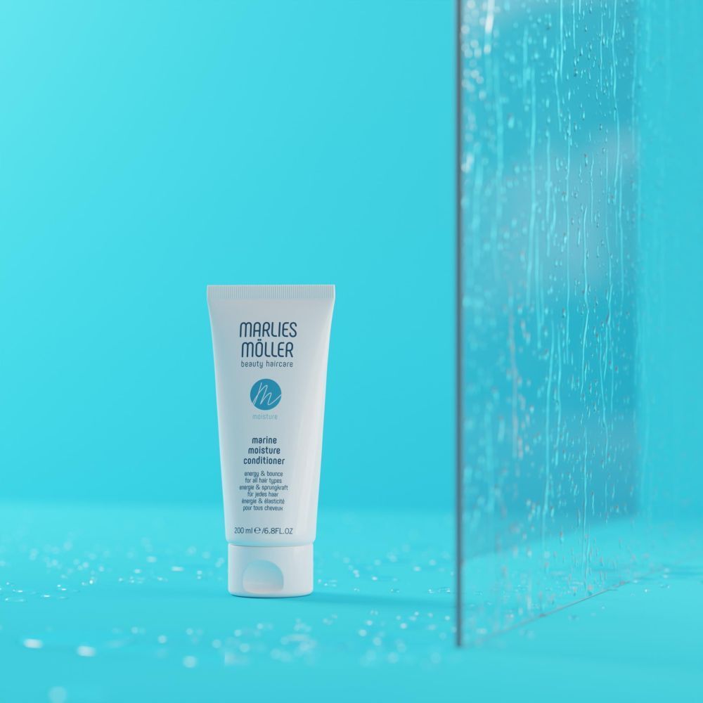 Tube blanc sur fond bleu. Contient Marine Moisture Conditioner. Marque: Marlies Möller.