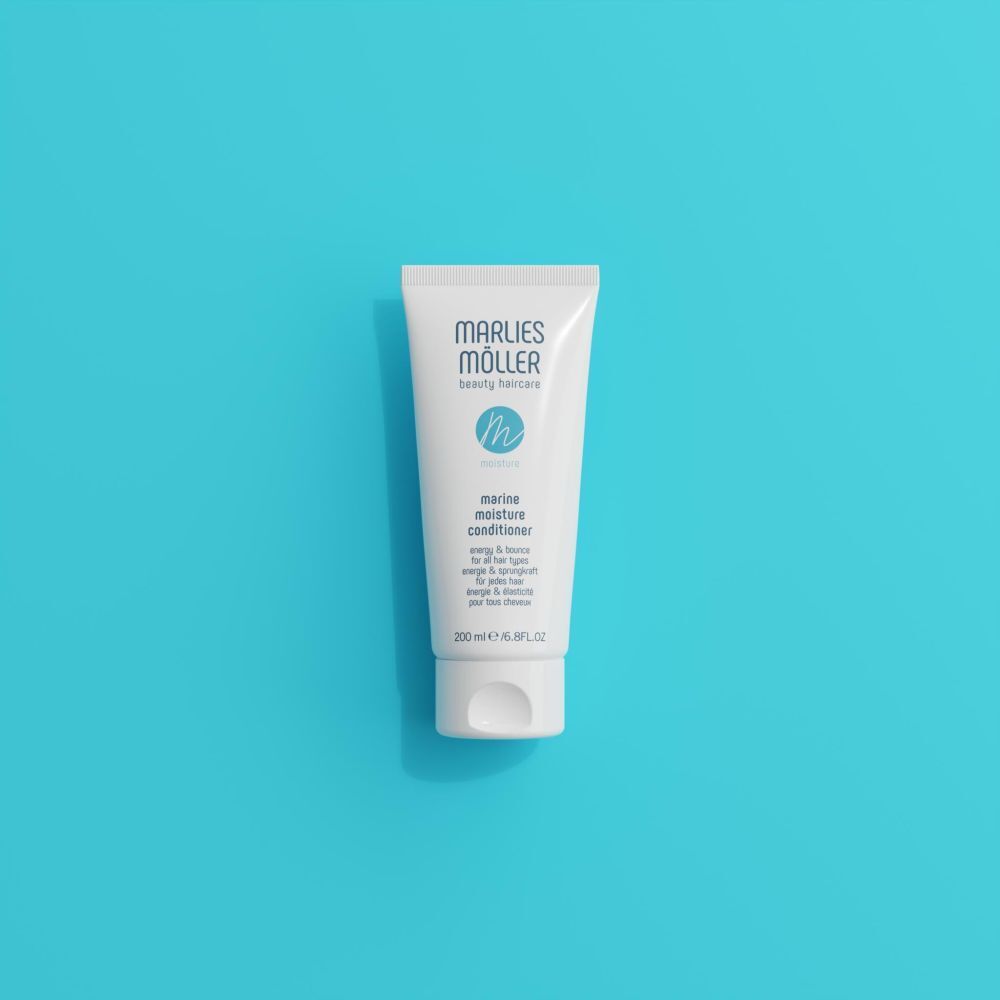 Tube blanc sur fond bleu. Contient Marine Moisture Conditioner. Marque: Marlies Möller.