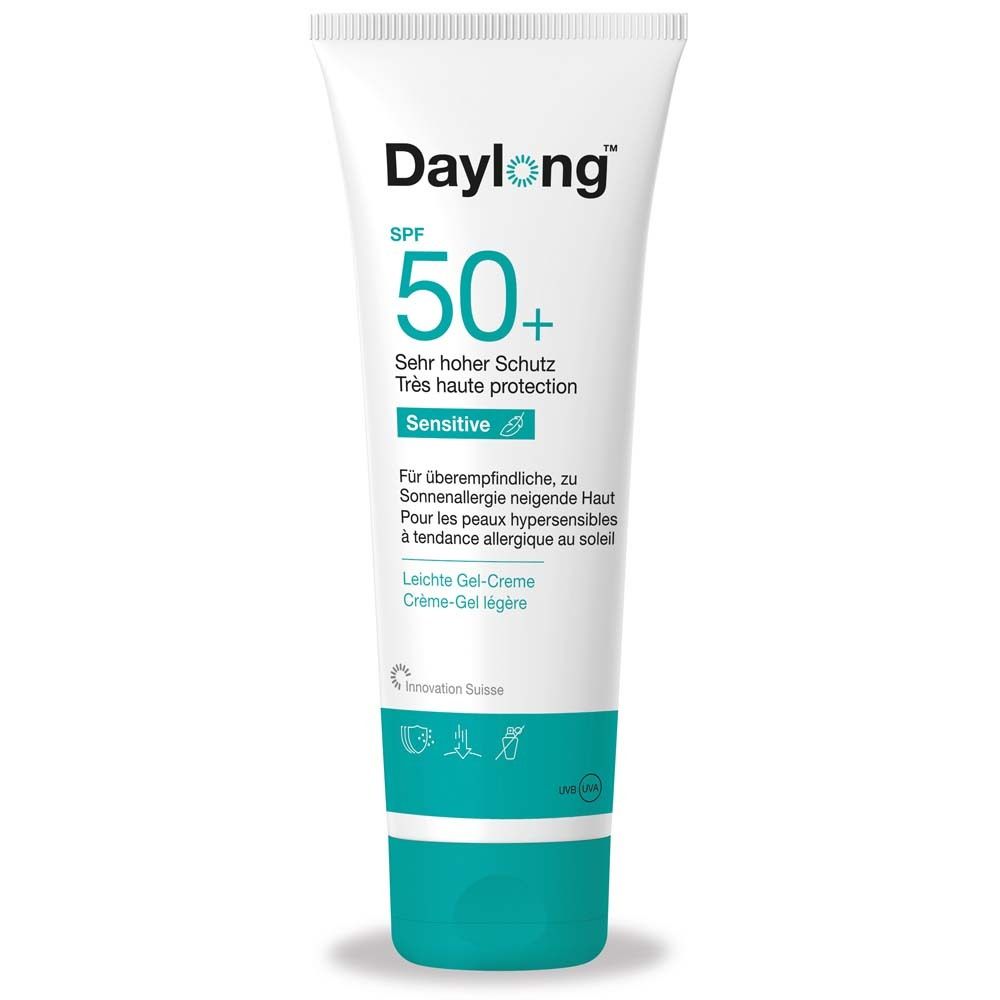 Witte tube met blauwe dop. Opschrift Daylong, SPF 50+, Sensitive. Lichte gel-crème.