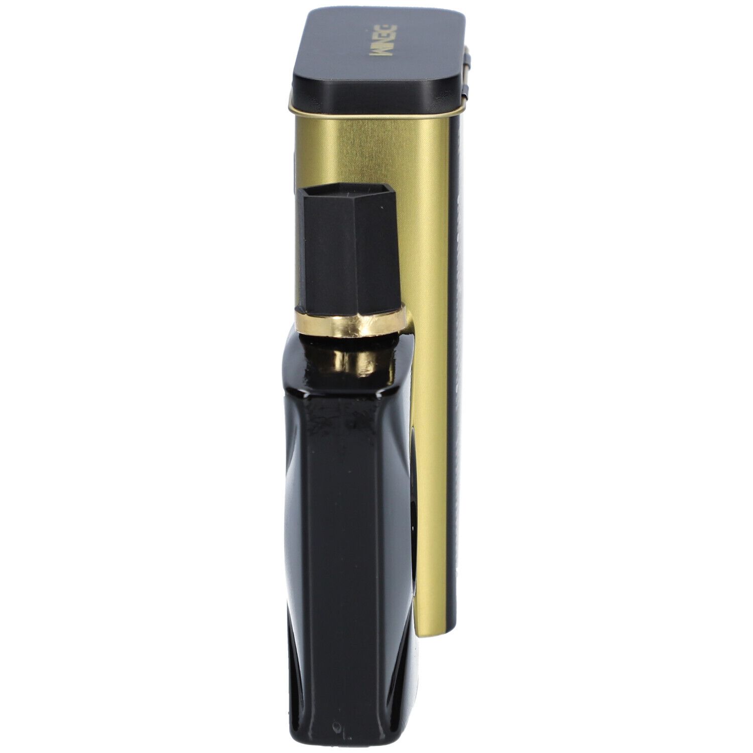 Flacon noir et boîte dorée. DENIM est écrit sur la boîte. Flacon avec bouchon noir.