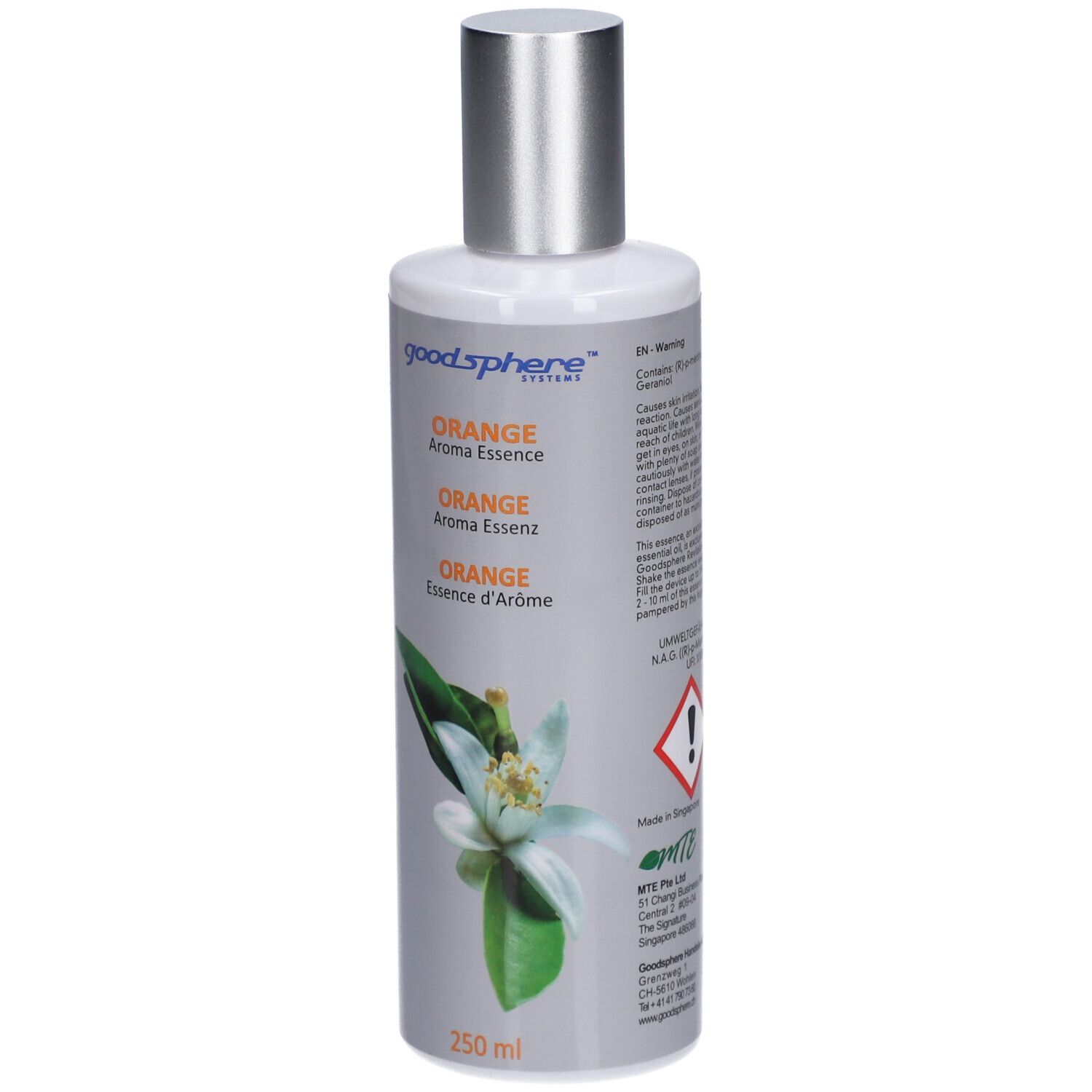 Fles met zilveren dop. Opschrift: Goodsphere, Orange Aroma Essenz. Illustratie van een bloem. 250 ml. Gevarensymbolen.