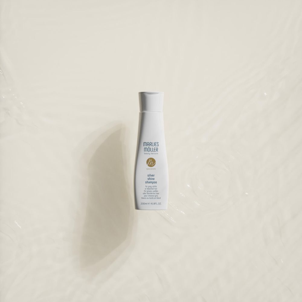 Shampooing Marlies Möller Silver Shine dans l'eau. Shampooing blanc sur fond clair. 200ml.
