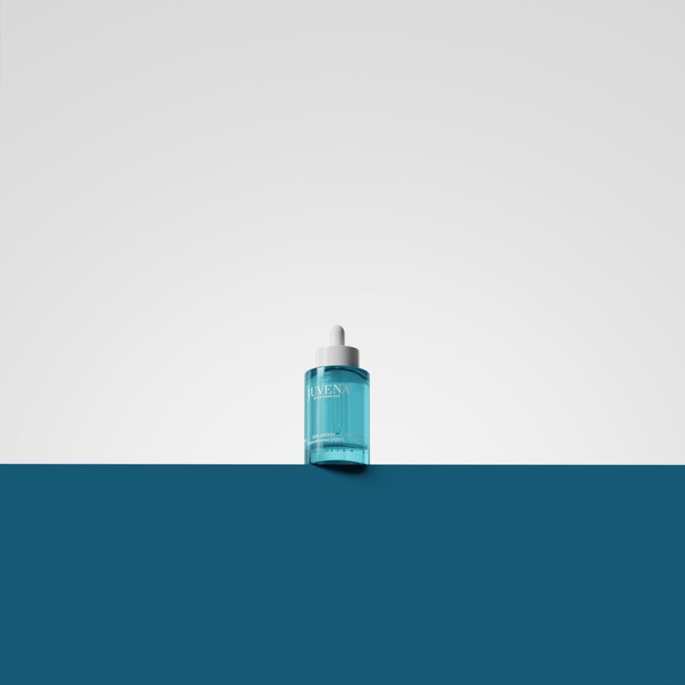 Flacon turquoise avec bouchon blanc et pipette. Sur fond blanc et bleu.