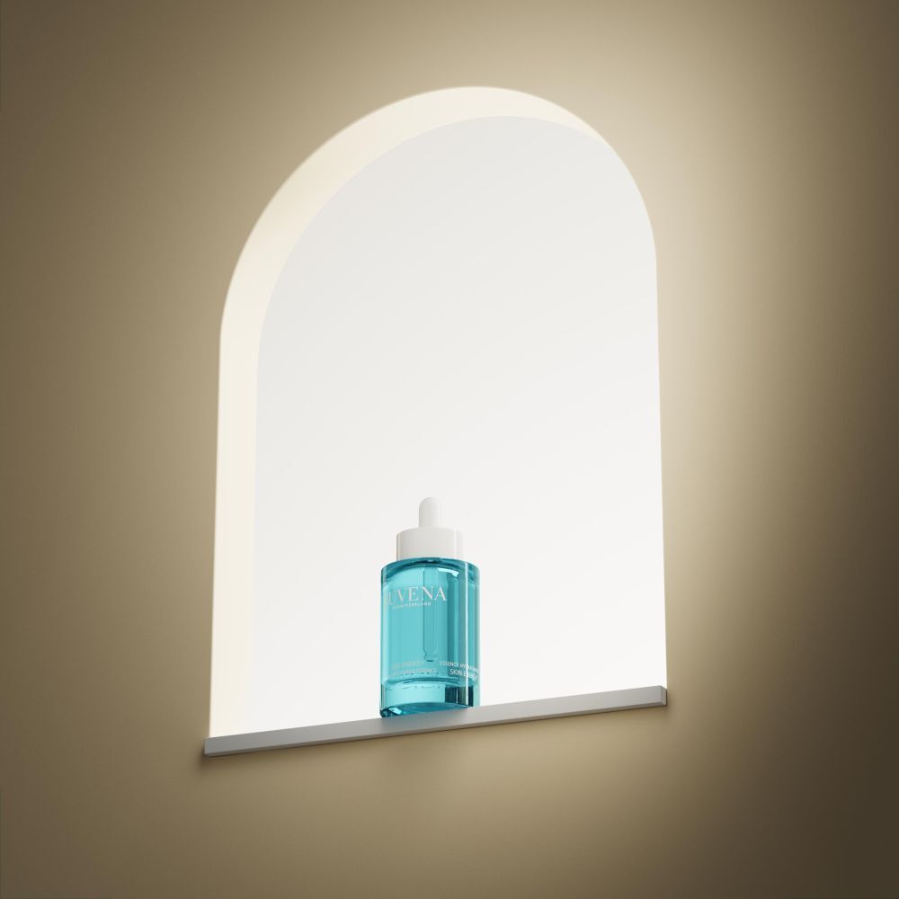 Flacon turquoise avec bouchon blanc et pipette dans une niche. Inscription : JUVENA.