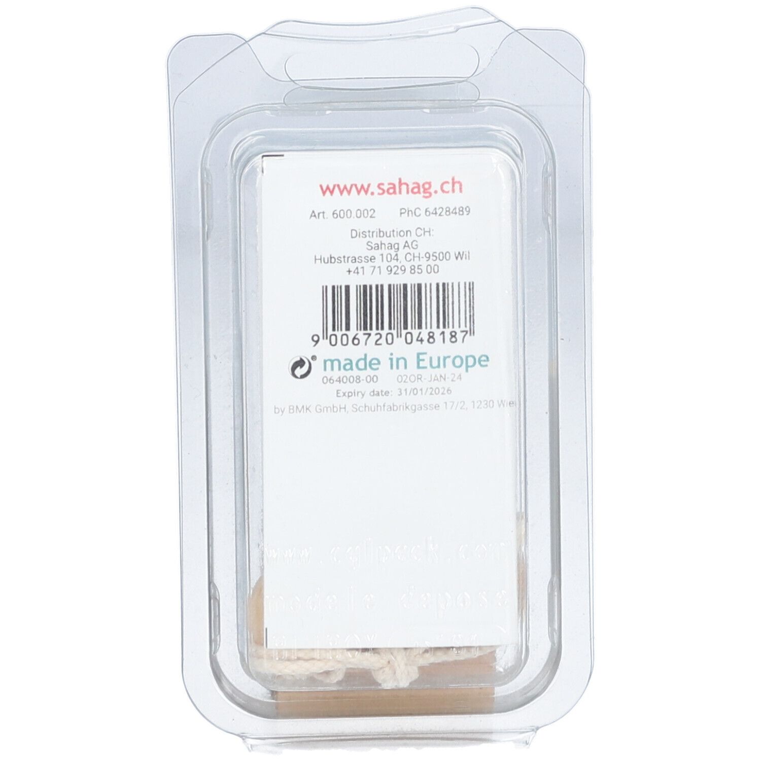 Achterkant van de verpakking. Wit etiket met barcode, 'made in Europe' en contactgegevens van 'sahag'.