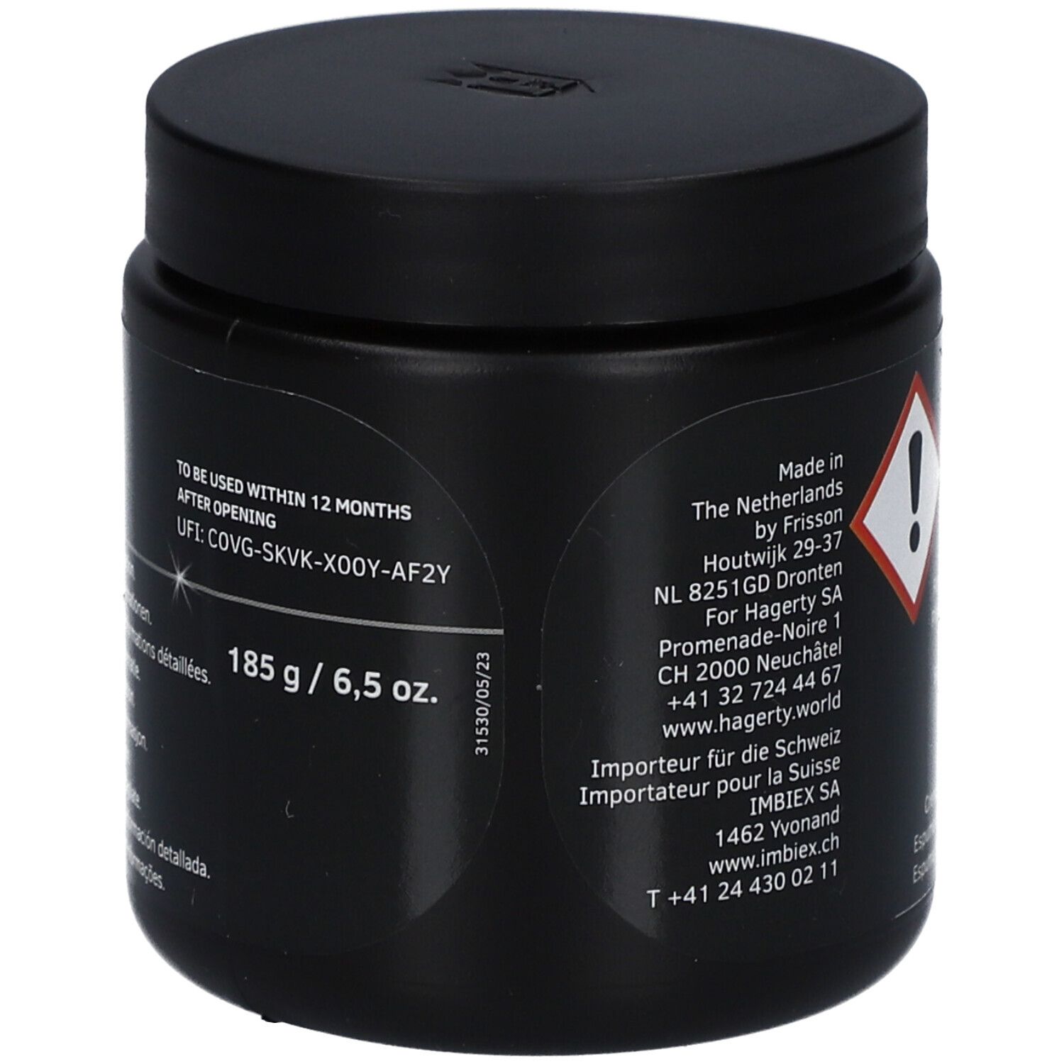 Zwarte pot met deksel. Opschrift Hagerty. Gewicht 185 g / 6,5 oz. UFI-code. Houdbaarheidsdatum.