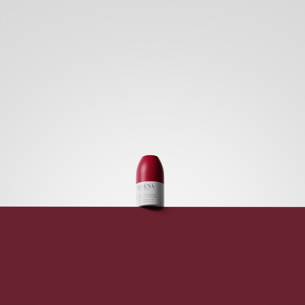 Roll-on déodorant rouge et blanc sur fond rouge. Logo Juvena et nom du produit visibles.