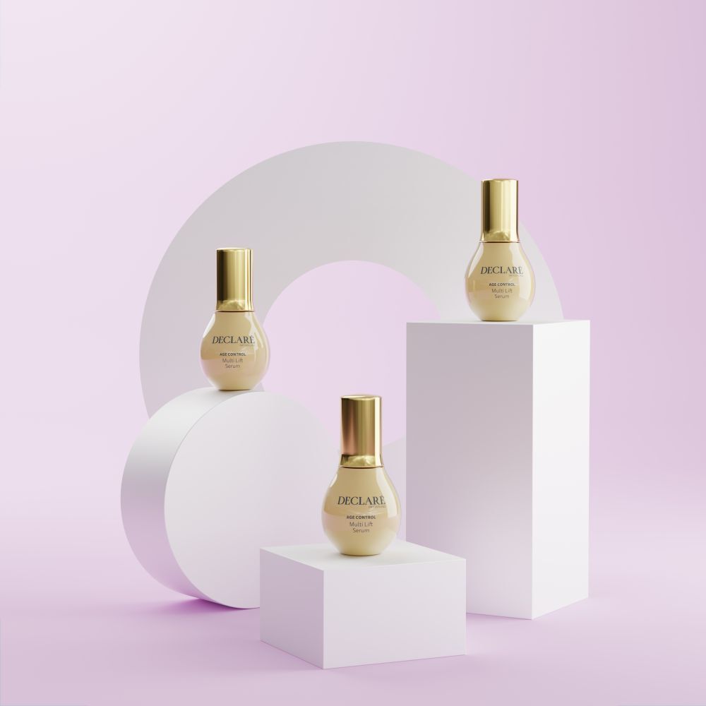 Trois flacons de sérum sur socles. Fond : cercle et cubes. DECLARÉ, AGE CONTROL, Multi Lift Serum.