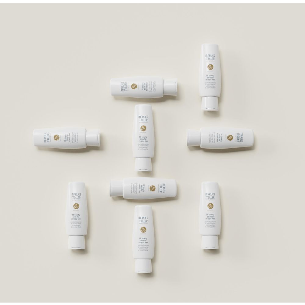 Meerdere witte flacons. Merk: Marlies Möller. Tekst: bb beauty balm for miracle hair. Met hittebescherming & anti-frizz.