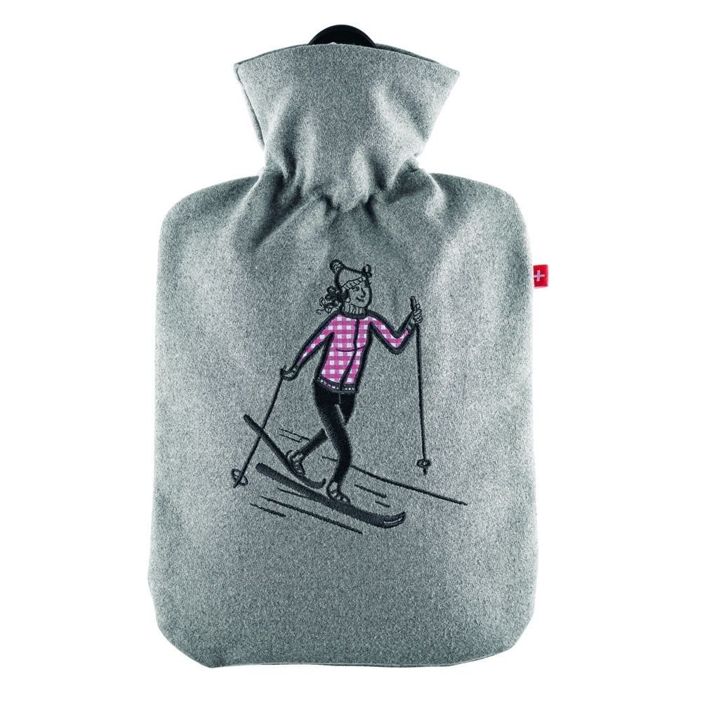 Grijze warmwaterkruik met skiër-motief. Stoffen hoes met trekkoord. Rood etiket.