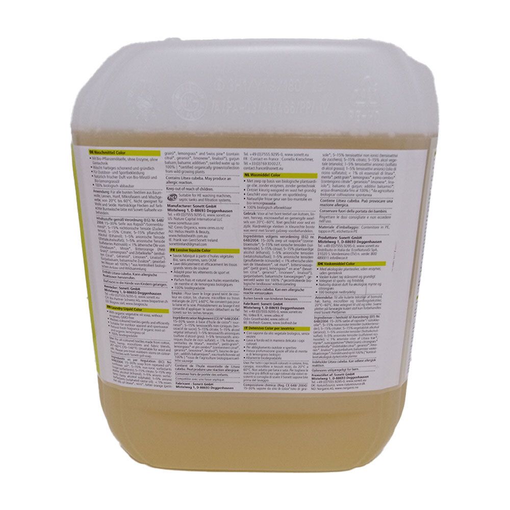 Achterkant van de wasmiddelcontainer. Etiket met meertalige tekst. Recyclingsymbool.