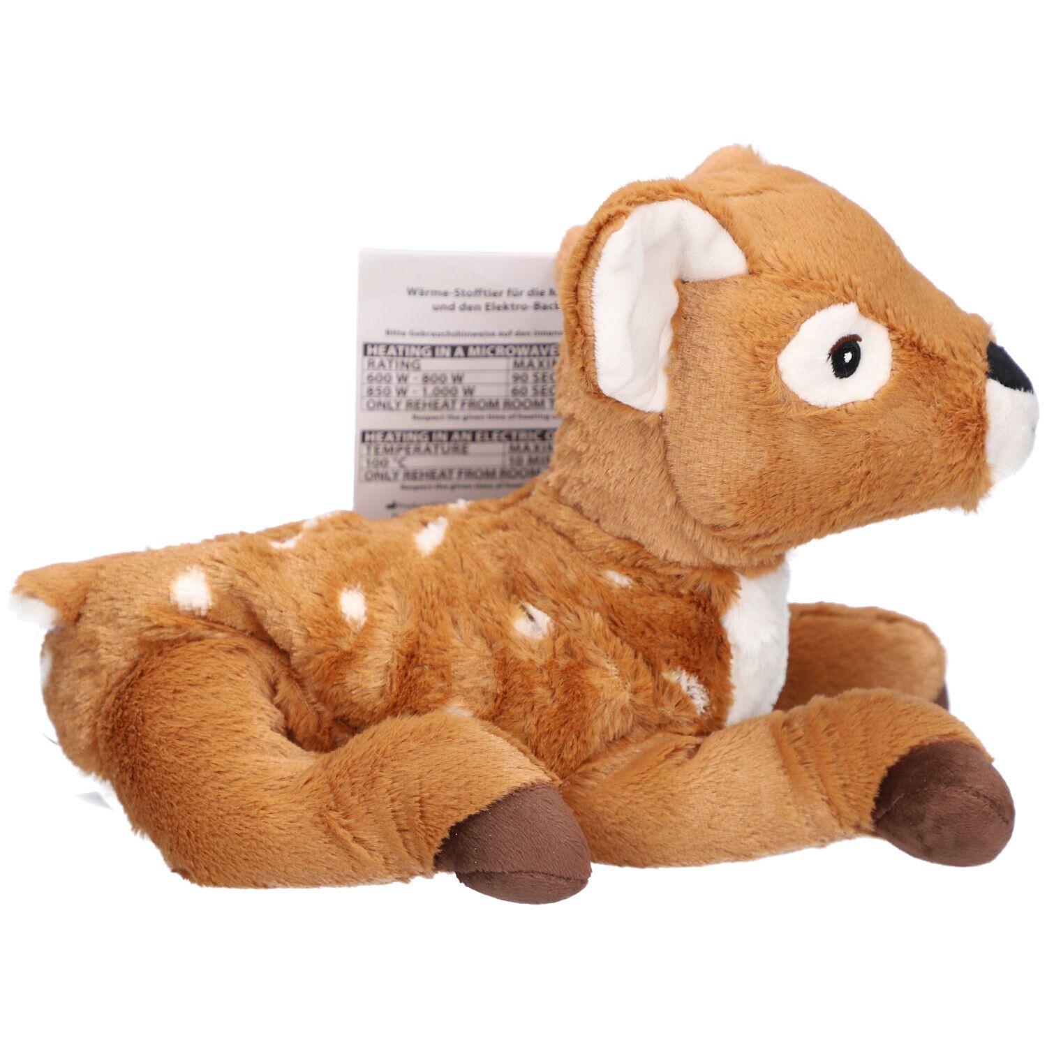 Bruin knuffel hert met witte vlekken, liggend. Label met tekst. Oren, buik en voeten lichtbruin.