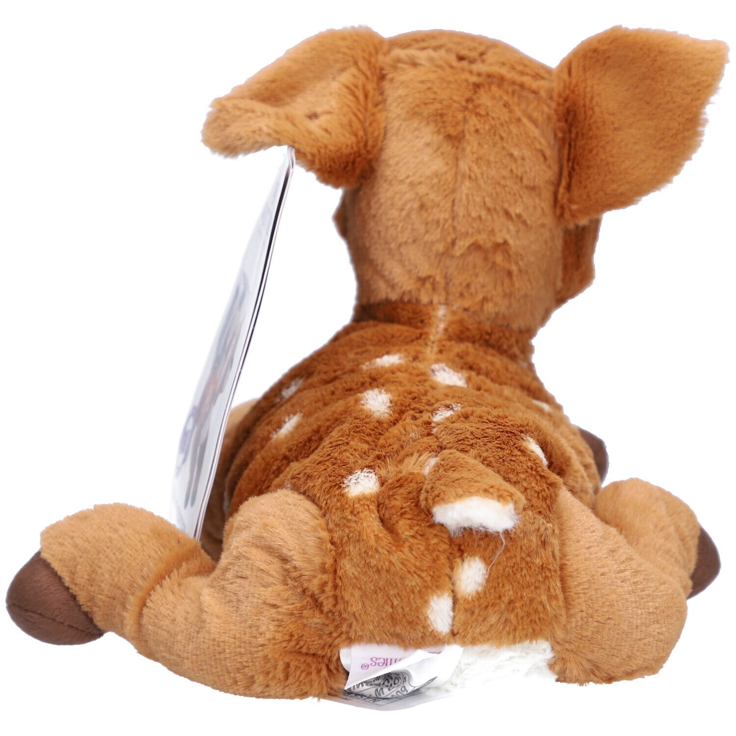 Achteraanzicht van een bruin knuffel hert met witte vlekken. Oren, buik en voeten lichtbruin. Label.