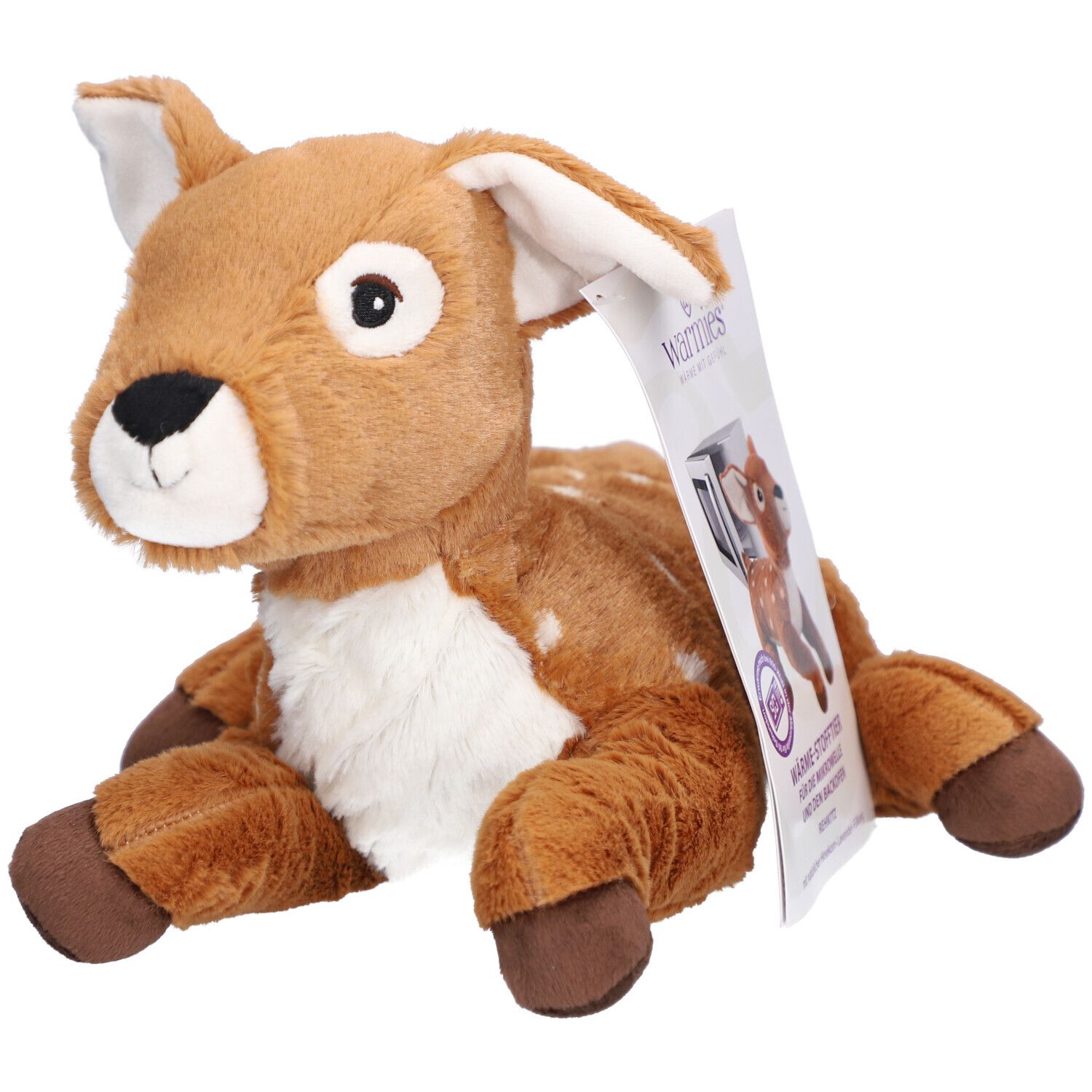 Bruin knuffel hert met witte vlekken. Label met logo en productafbeelding. Oren, buik en voeten lichtbruin.