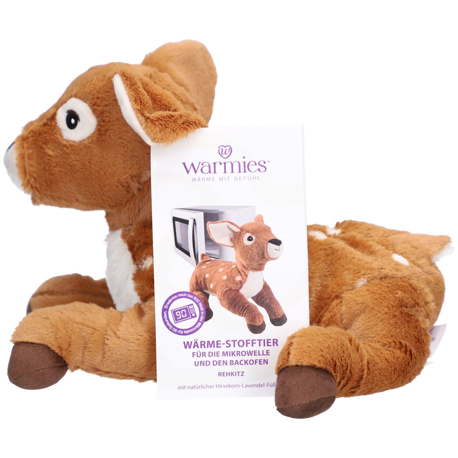 Bruin knuffel hert met witte vlekken en verpakking. Verpakking met productafbeelding en tekst. Oren, buik en voeten lichtbruin.