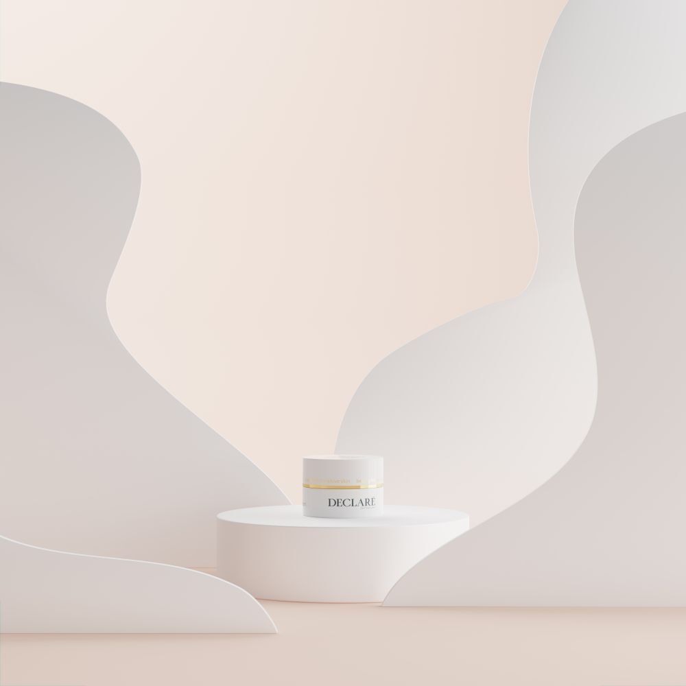 Pot blanc sur un piédestal. Fond avec des éléments ondulés blancs. Logo DECLARÉ visible.