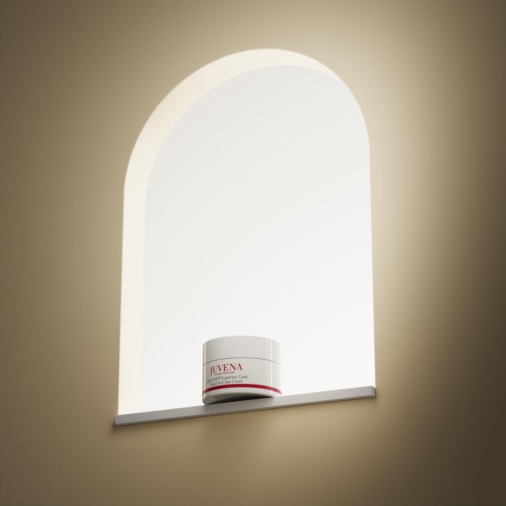 Pot de crème dans une niche. Inscription: JUVENA, REJUVEN® Superior Care. Couvercle blanc, bande rouge. Fond beige.