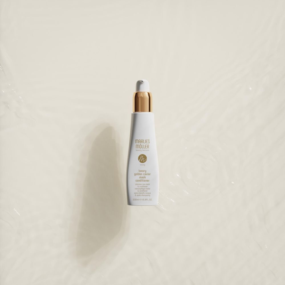 Witte fles met gouden dop. Opschrift: Marlies Möller, Luxury Golden Caviar Mask Conditioner.