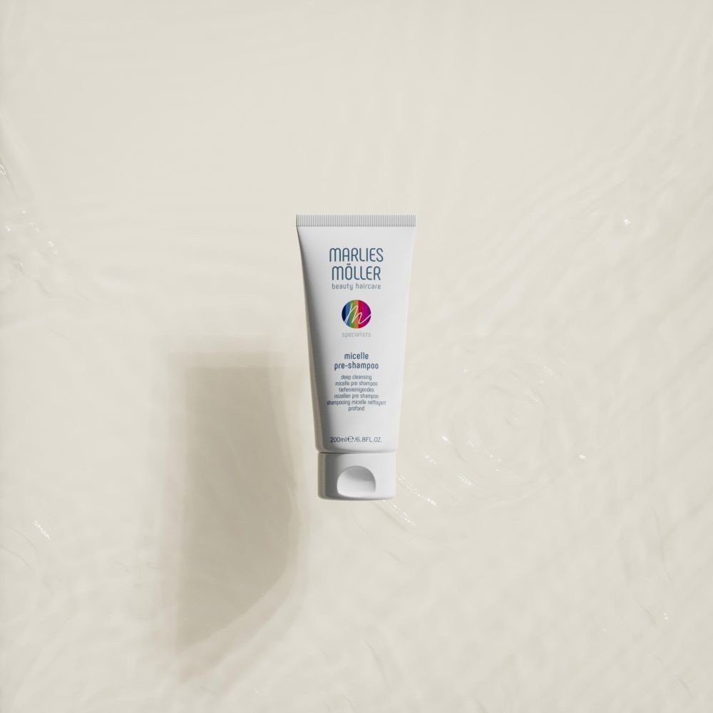 Tube blanc sur fond clair. Impression du produit: Marlies Möller beauty haircare, micelle pre-shampoo.